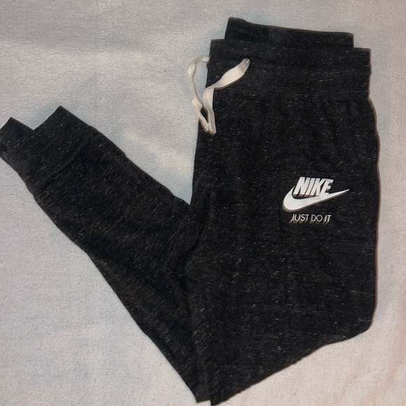 Women’s Nike joggers - Picture 1 of 3